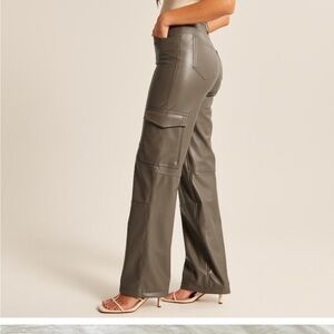 Abercrombie- curve Love Vegan Leather Cargo 90s Relaxed Pants